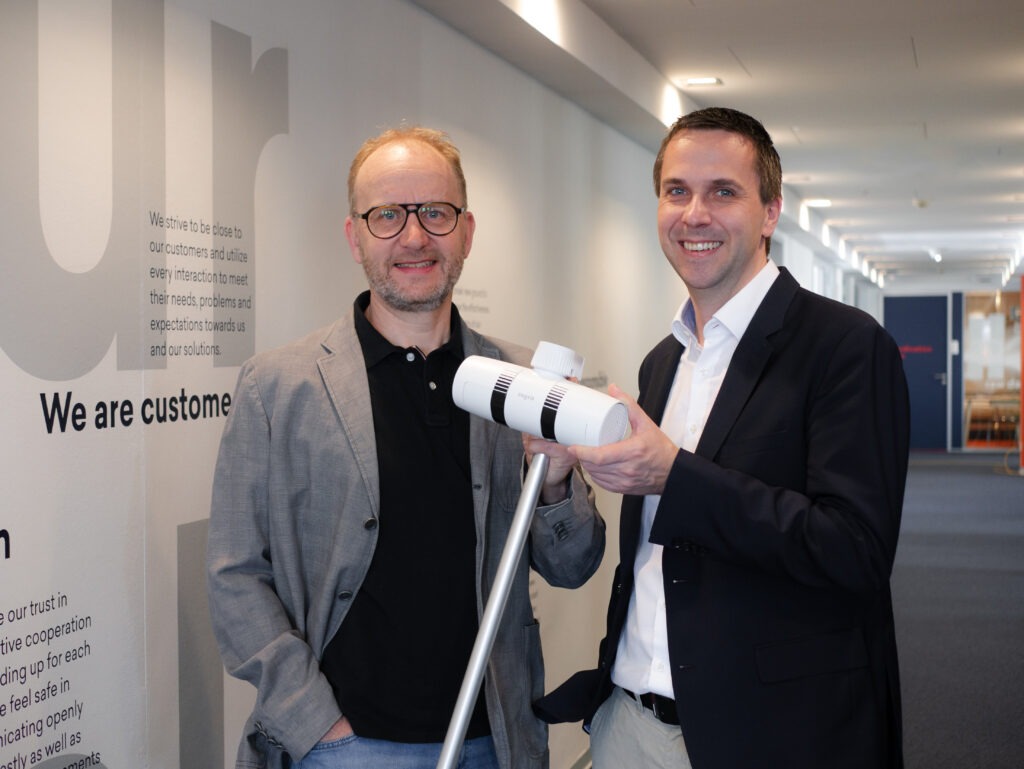 Michael Brandstötter, Co-Founder cogvis, mit cogvis companion Sensor – entstanden aus dem AAL-Forschungsprojekt FEARLESS"